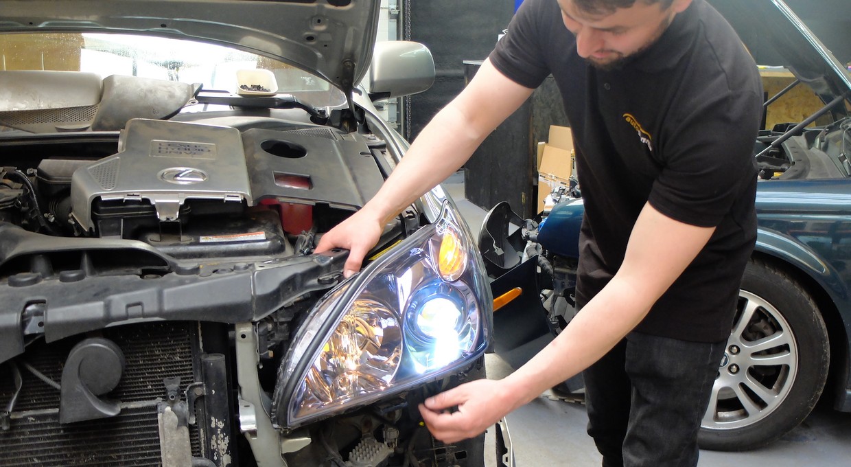 Lampy w aucie słabo świecą? Można je naprawić albo poprawić