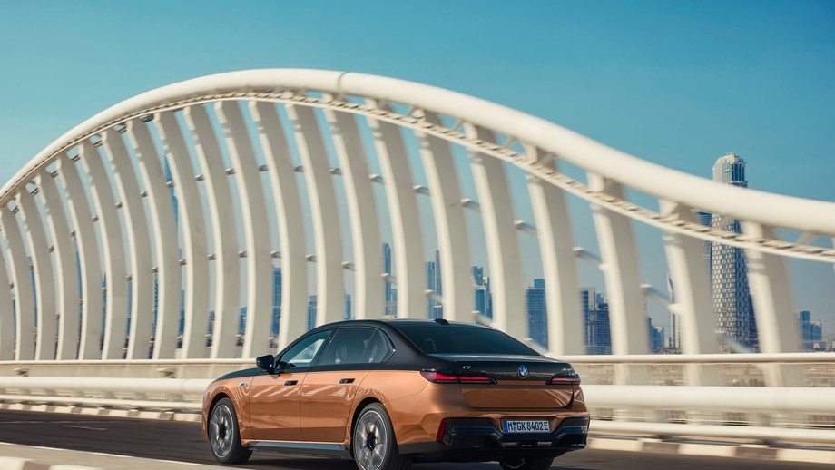 BMW i7 M70