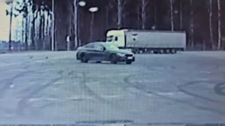 Driftował na MOP-ie przy S7