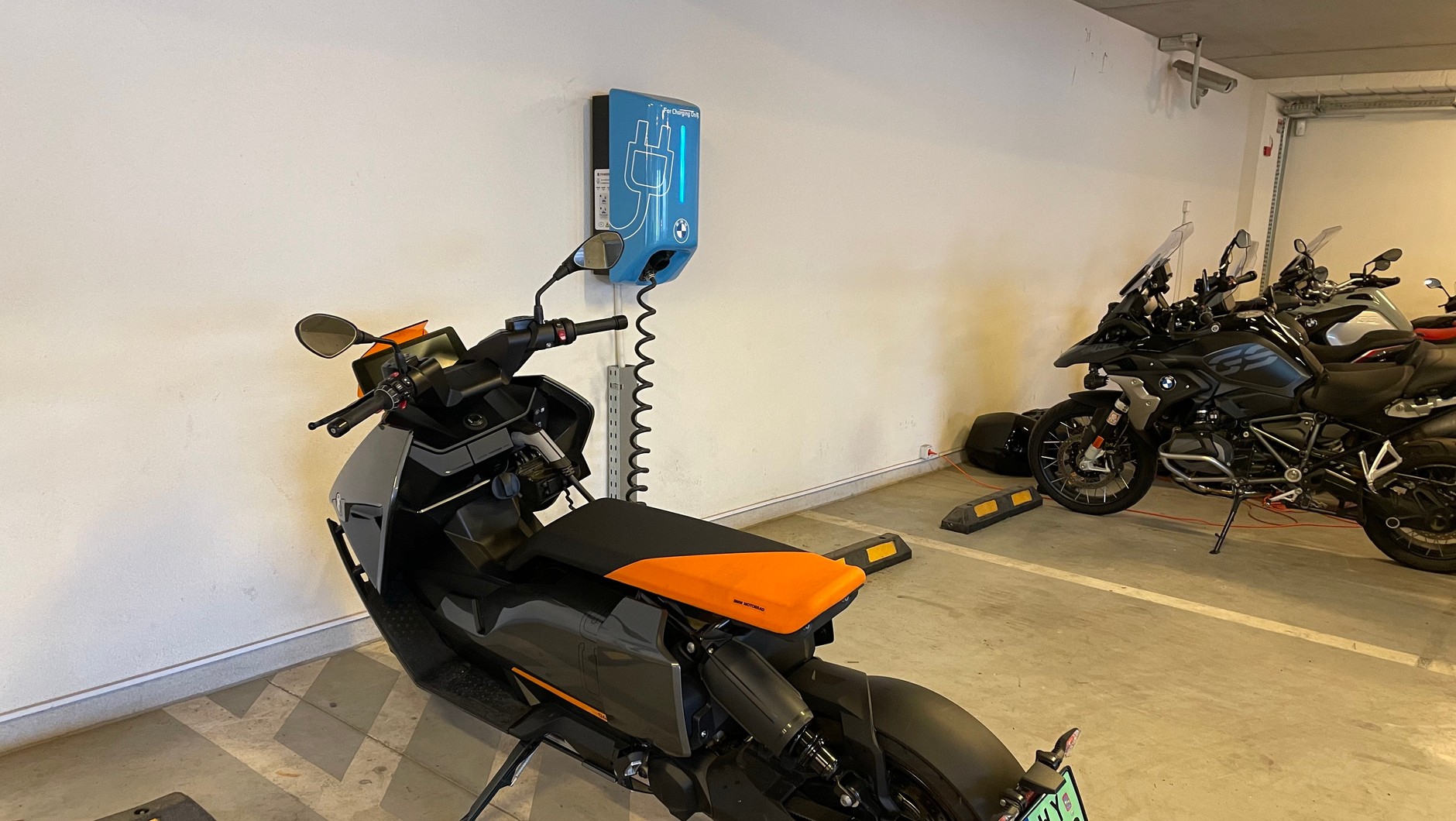Elektryczny czy "normalny"? Sprawdziłem skutery BMW C 400 X i BMW CE 04