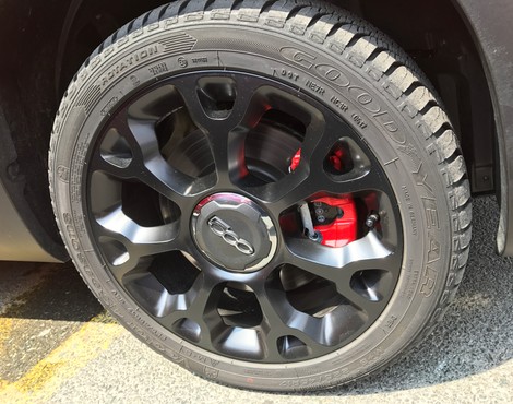 W Fiat 500L Cross montowane są całoroczne opony Goodyear Vector 4Seasons wraz z 17 calowymi felgami