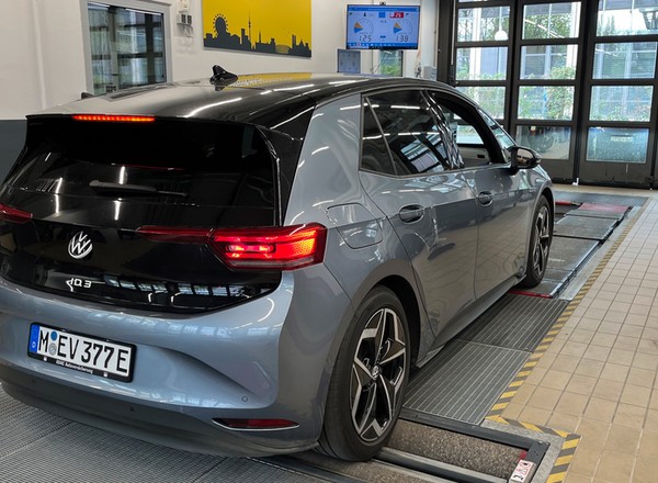 Przejechali elektrykiem ponad 160 tys. km. Wszystkich interesował stan akumulatora po okresie gwarancji