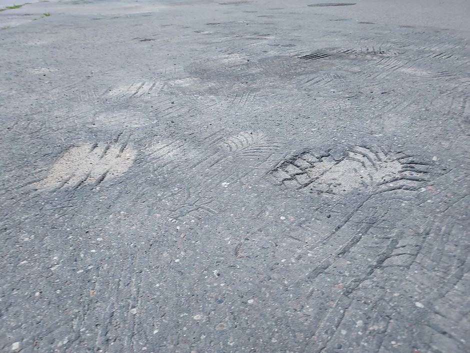 Na rozgrzanym, plastycznym asfalcie, przy prędkości 50 km na godz. droga hamowania wydłuża się o 10-15 m