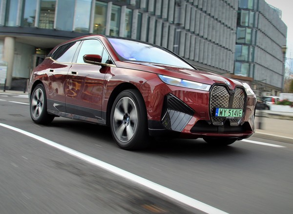 BMW iX xDrive 50 – kolosalny ekozbawca