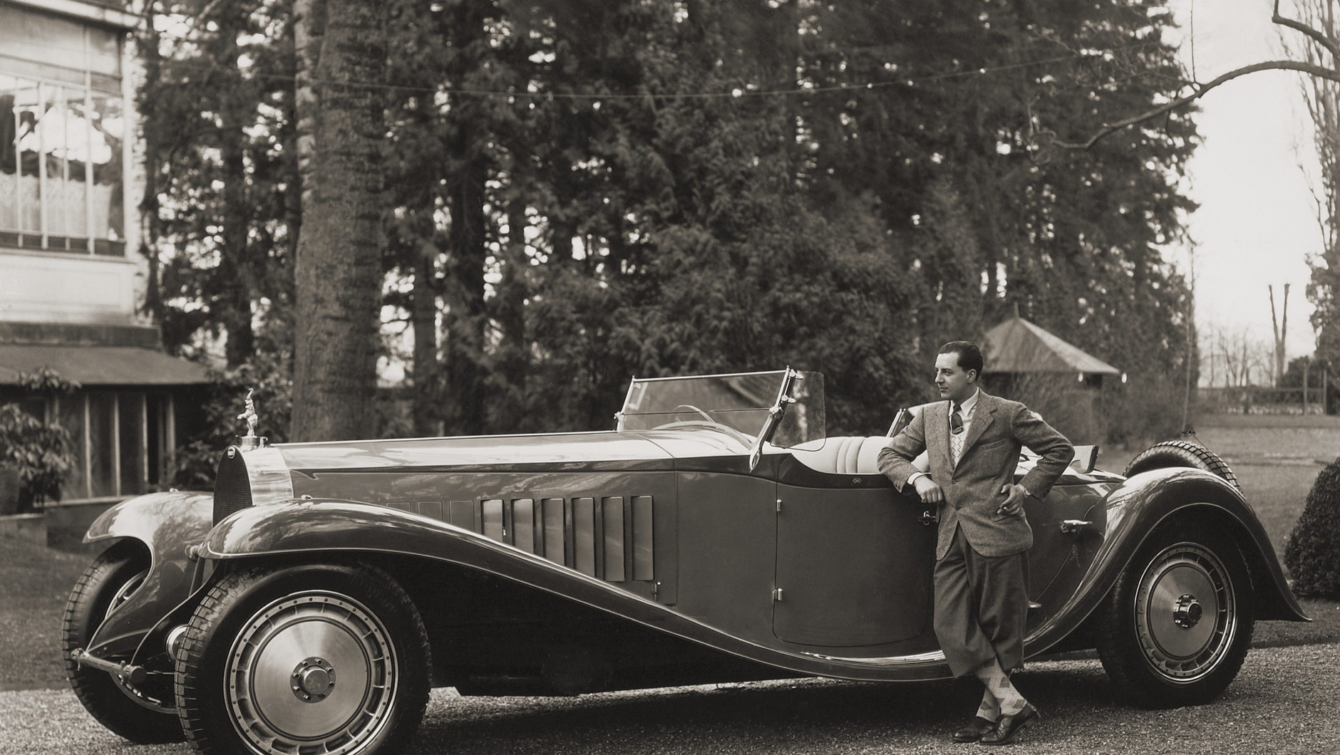 Jean Bugatti na tle monstrualnego T41 Royale (1932)