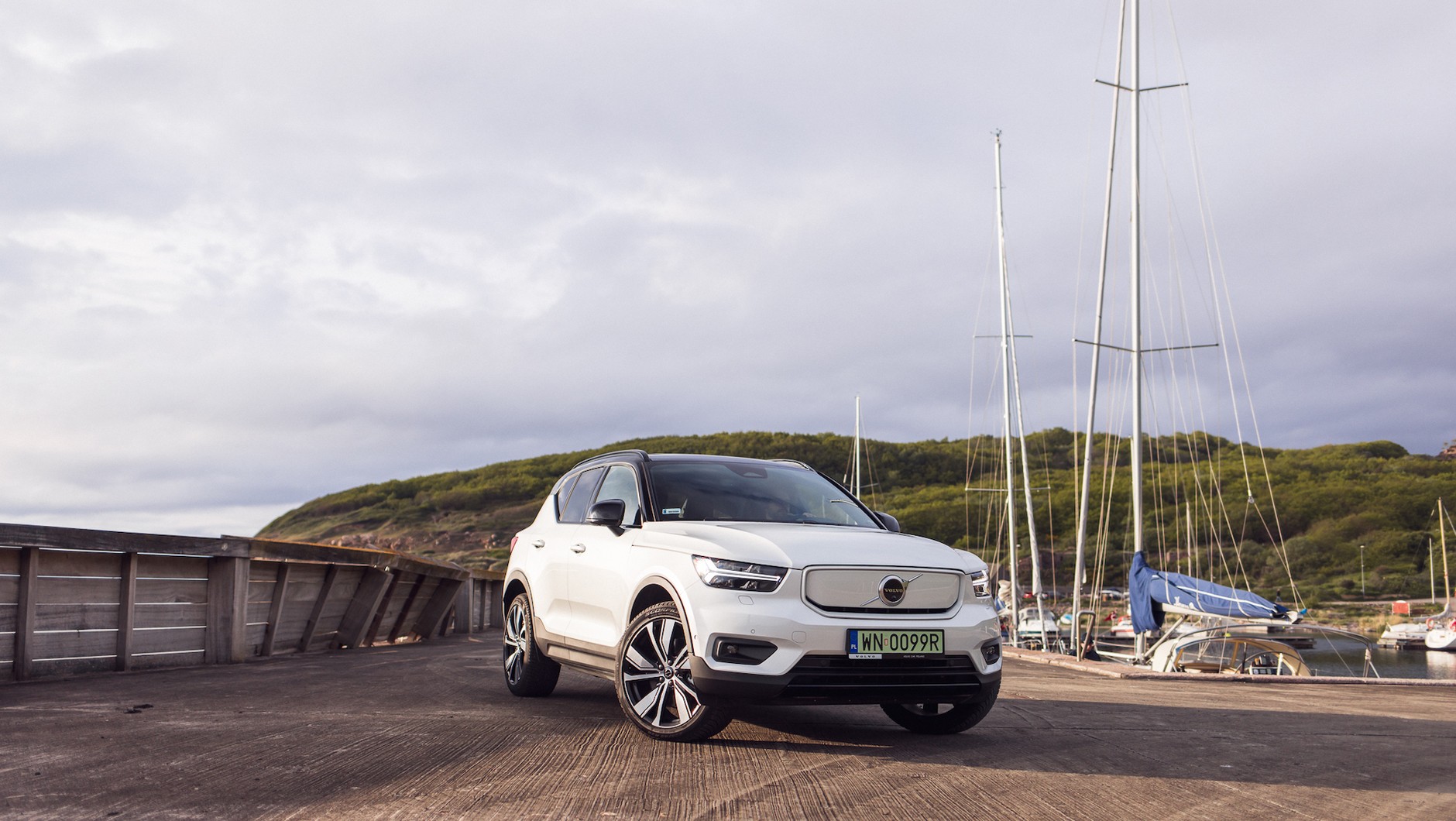 Charakterystyczny zamknięty grill to cecha wyróżniająca elektryczny wariant kompaktowego Volvo XC40