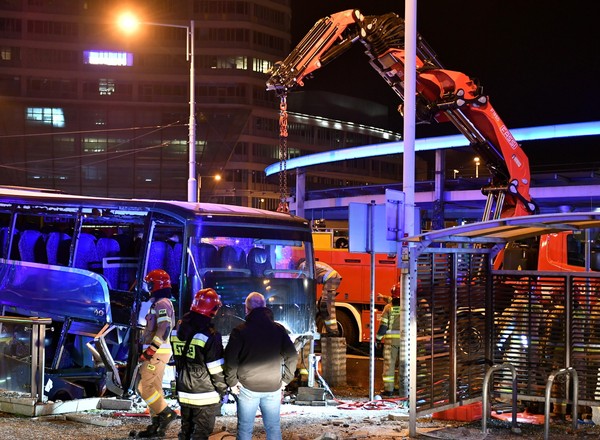 Śmiertelny wypadek we Wrocławiu. Autokar wpadł do przejścia podziemnego