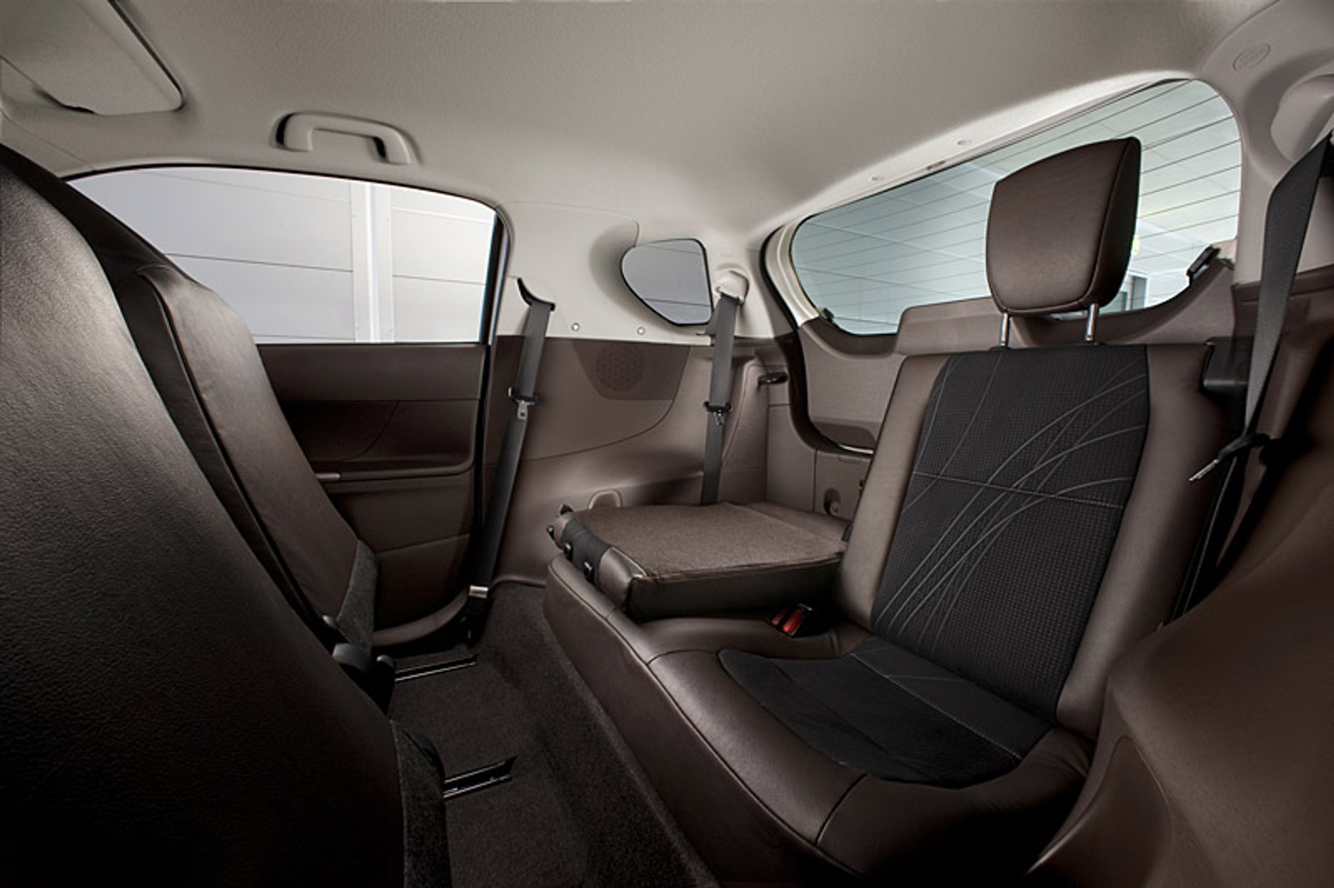 Toyota iQ: sześć nowinek technicznych zwiększających kabinę pasażerską