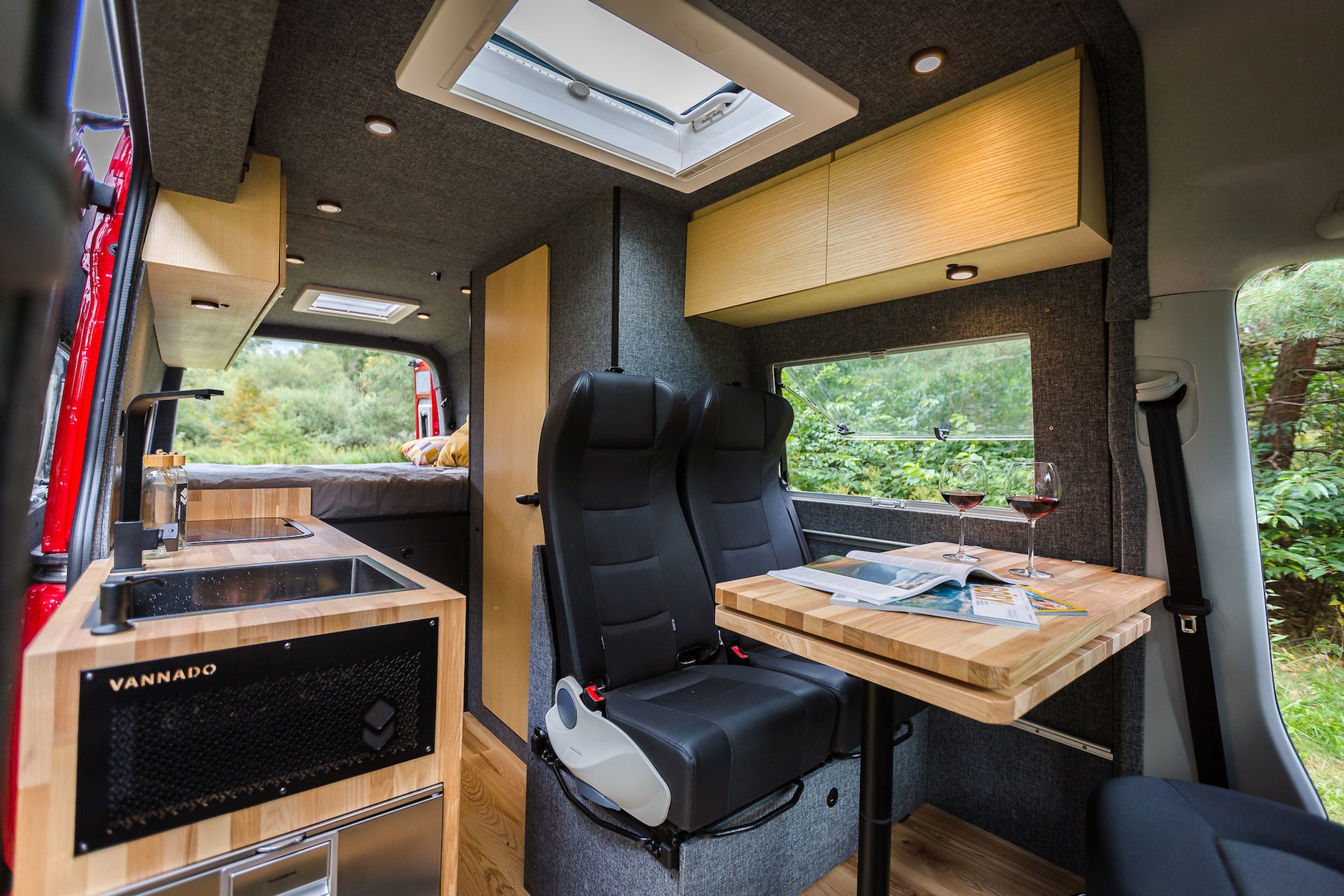 Chcesz mieć kampera na bazie VW Craftera, ale Grand California nie spełnia twoich oczekiwań? U niezależnych producentów można zamówić autorską zabudowę.