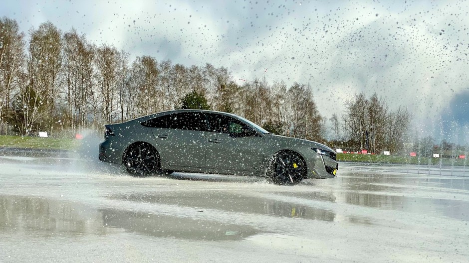 Ośrodek doskonalenia techniki jazdy Driveland w gminie Radziejowice