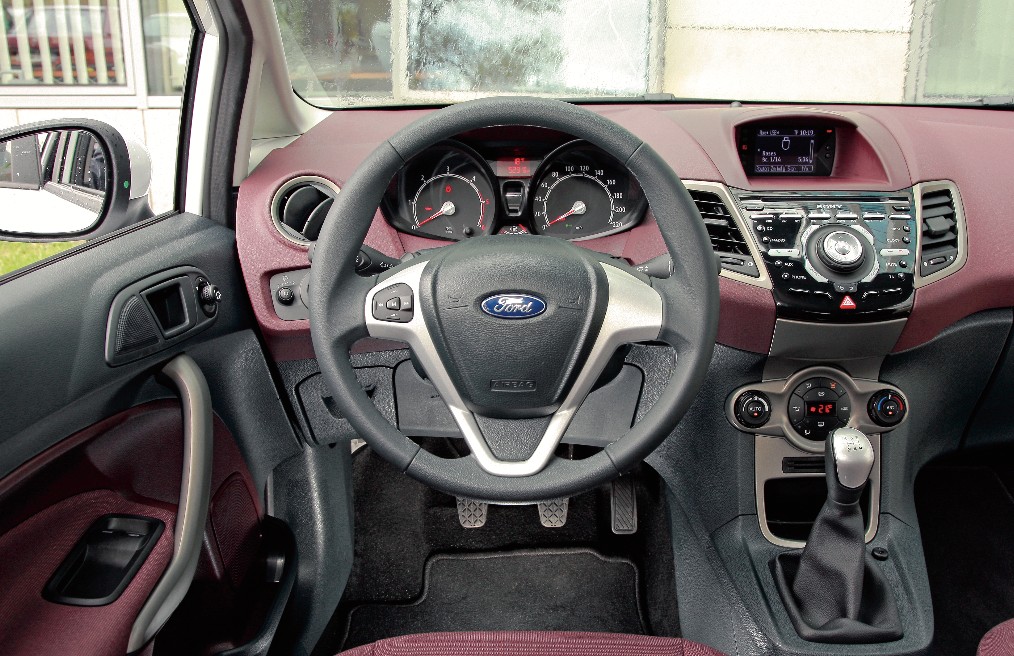 Dwukolorowy kokpit to domena wyższych wersji wyposażeniowych. Jakość wykonania bez większych zastrzeżeń