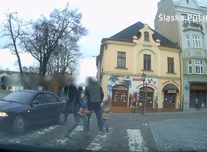 Matka uratowała dziecko spod kół na przejściu dla pieszych. Kierowca miał więcej na sumieniu [Nagranie]