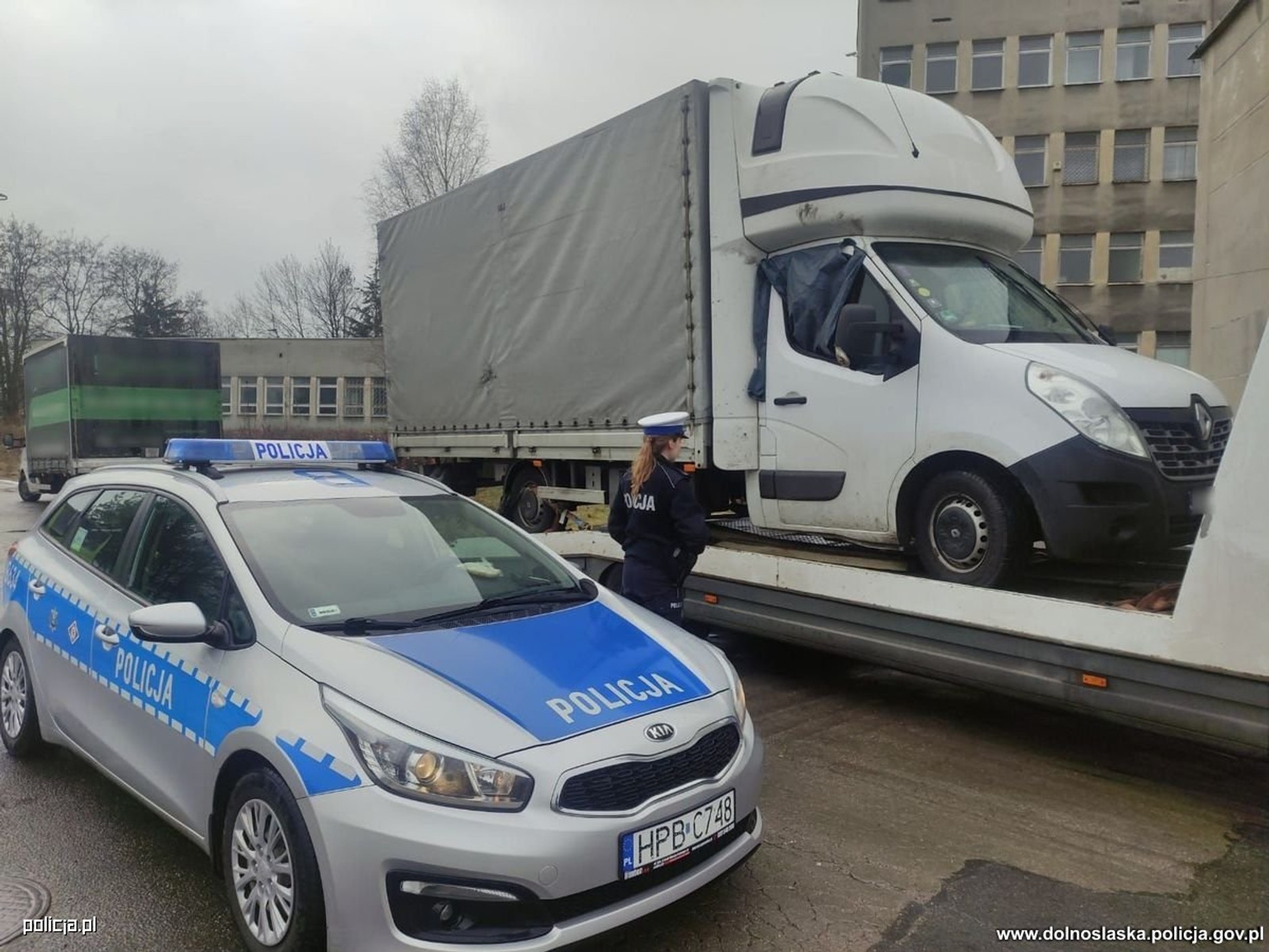 Policjanci rozbili szybę samochodu dostawczego, by dostać się do niereagującego mężczyzny