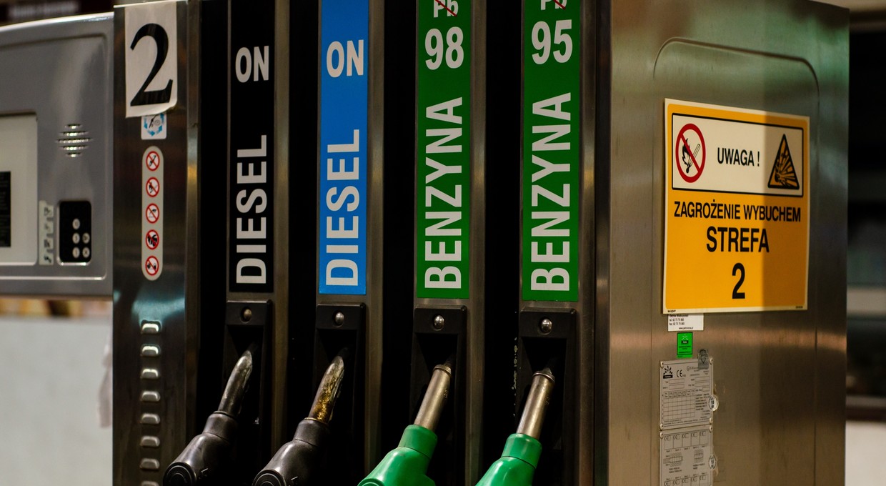 Olej napędowy w Polsce droższy niż w Czechach i na Słowacji. Gdzie jeszcze zatankujemy taniej?