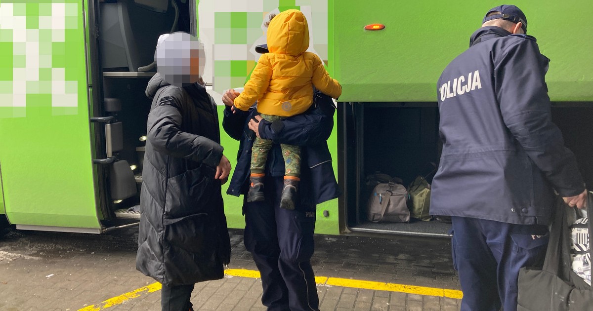 Policjanci pilnowali dzieci do przyjazdu ich matki