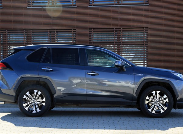 Toyota RAV4 do serwisu – ryzyko pęknięcia dolnych wahaczy
