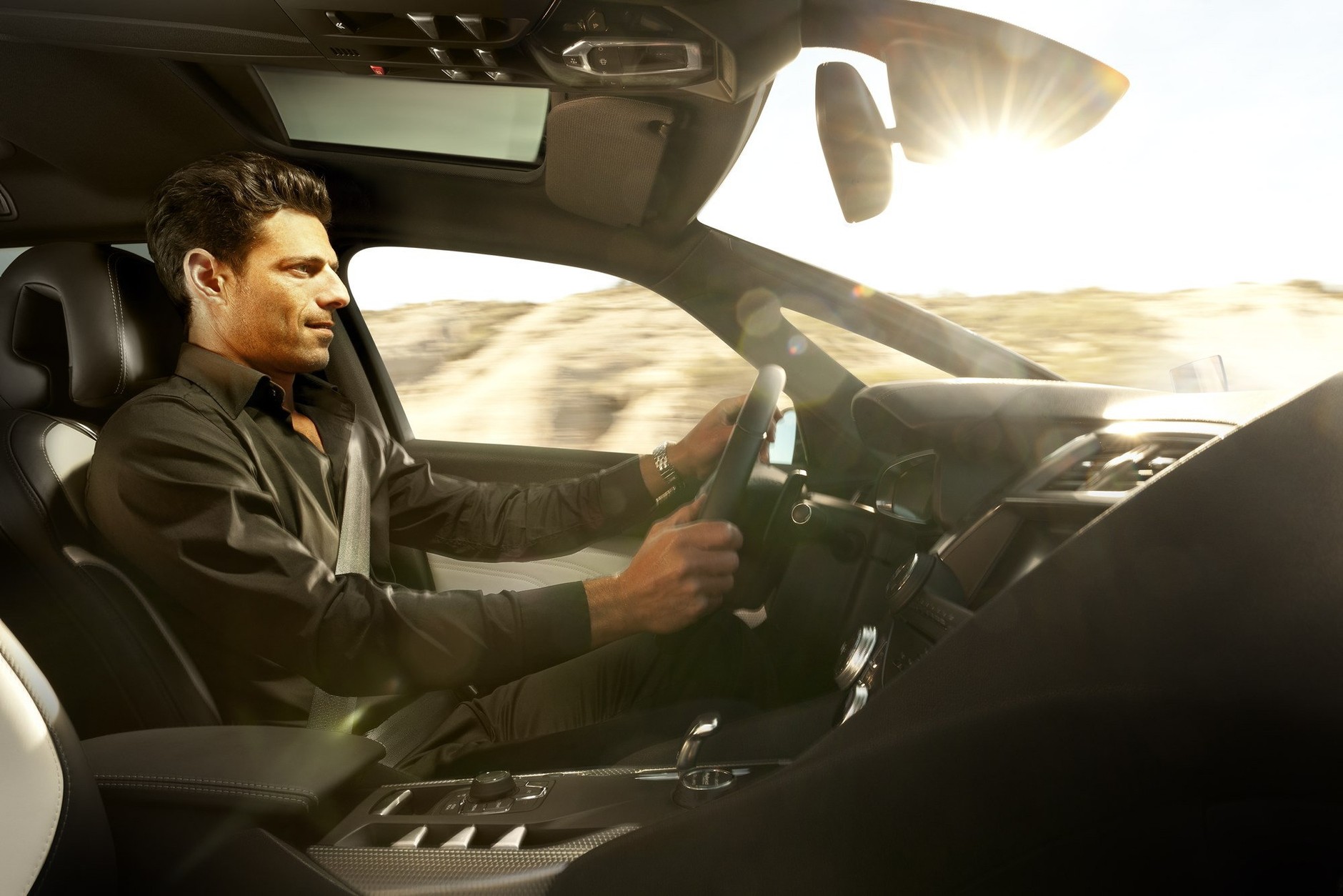 Podczas jazdy pod słońce czystość przedniej szyby ma ogromne znaczenie dla bezpieczeństwa.