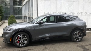 Ambasada USA w Warszawie pochwaliła się nowym samochodem