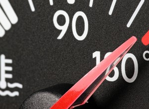 Podczas upałów silnik się grzeje? Sprawdź co się dzieje pod maską