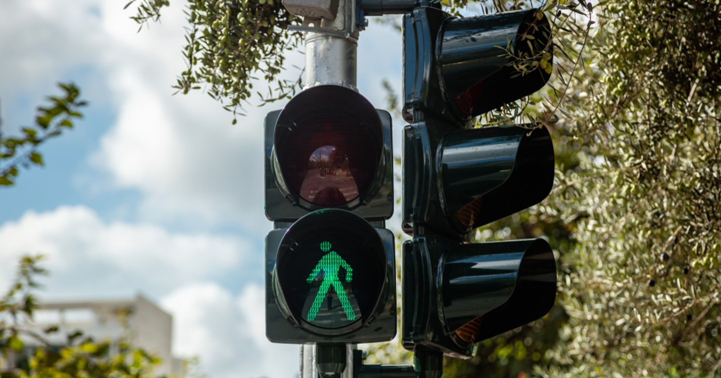 Piesi mają dwa światła, a kierowcy dodatkowe trzecie. Skąd ten podział i czemu piesi mają inaczej?