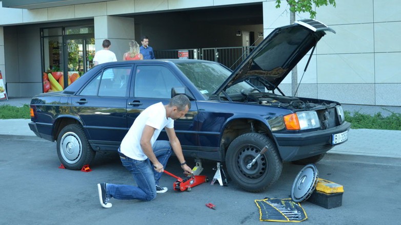 Nie baw się w mechanika na parkingu