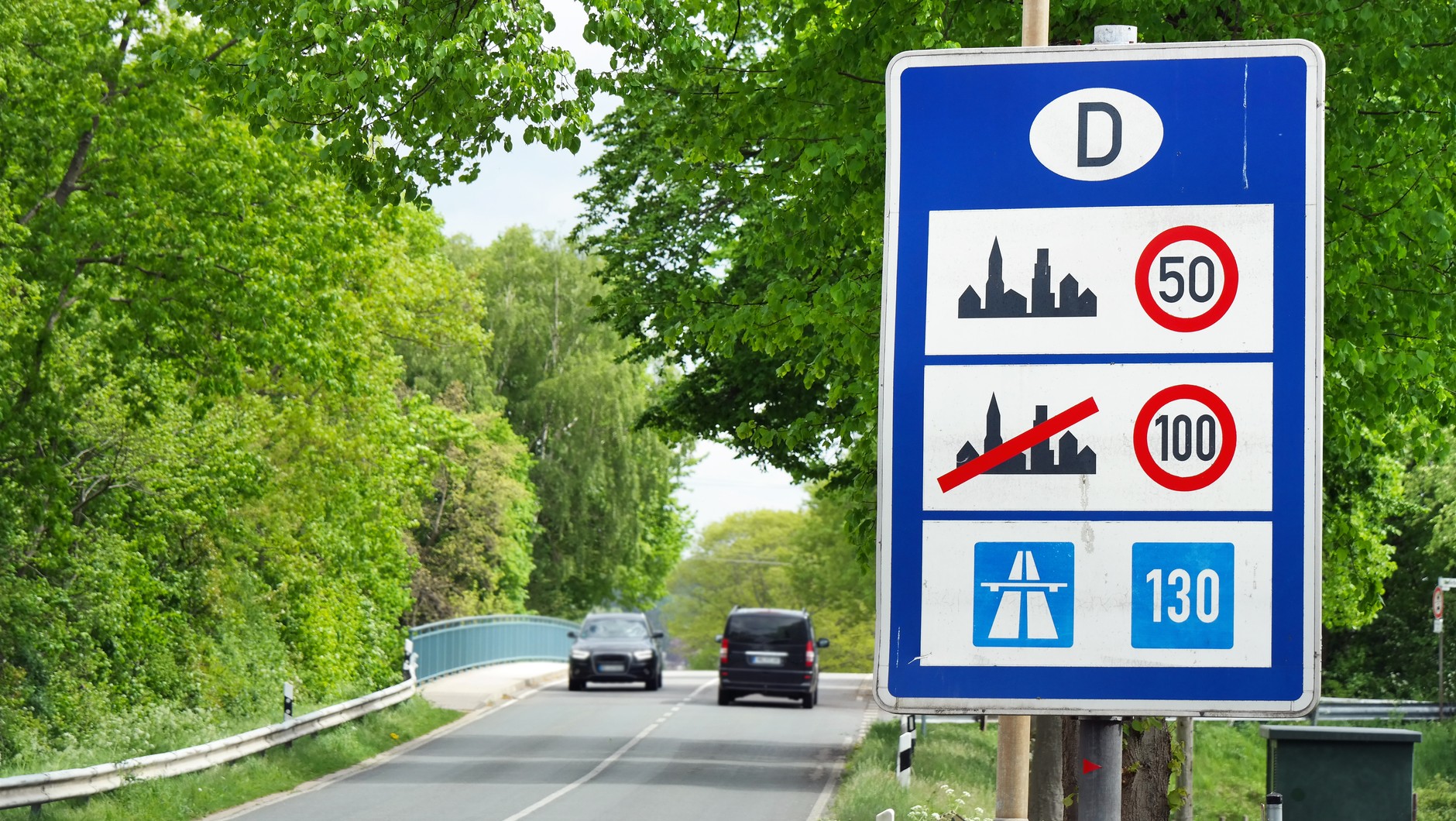 Niebieska tabliczka z liczbą 130 oznacza prędkość zalecaną – to nie jest limit