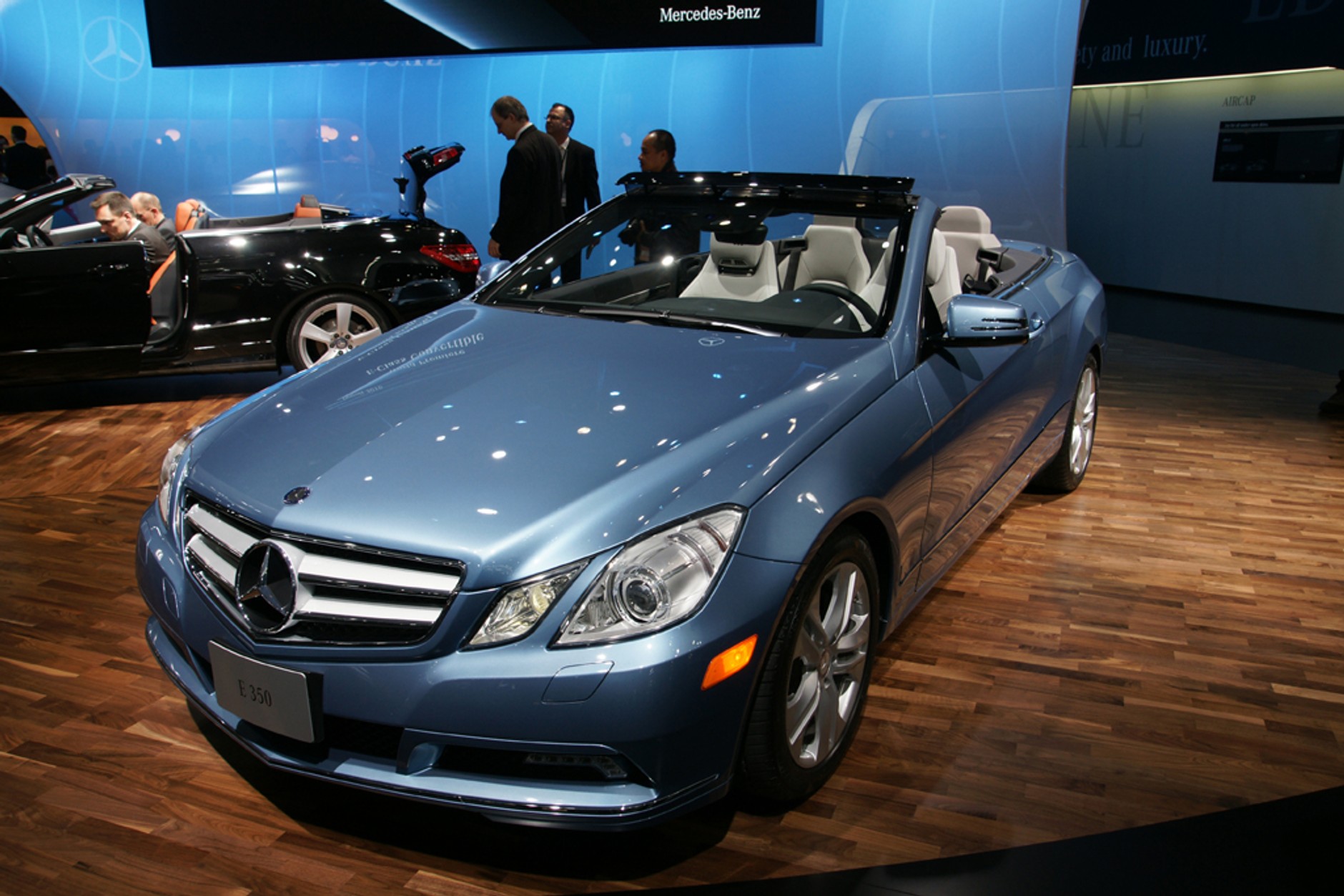 Salon samochodowy w Detroit - Stany pod napięciem