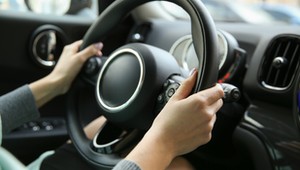 Pędziła z dzieckiem do szpitala. Straciła prawo jazdy, zareagował Rzecznik Praw Obywatelskich