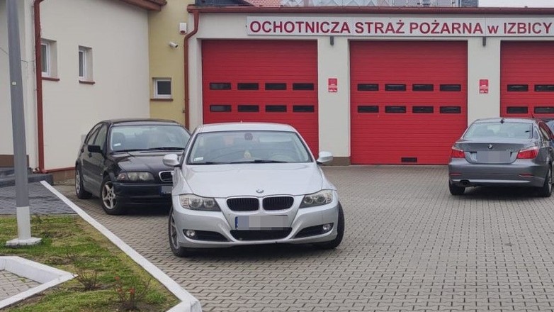 Bezmyślna parkowanie przed remizą OSP Izbica