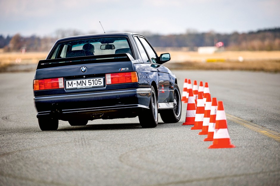 Tylny spoiler w Cecotto jest dwuczęściowy. Slalom BMW M3 można nawet z dużymi prędkościami pokonywać lewą ręką.