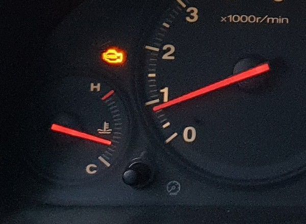 Kontrolka check engine. Co dokładnie znaczy i co należy zrobić, gdy się świeci?