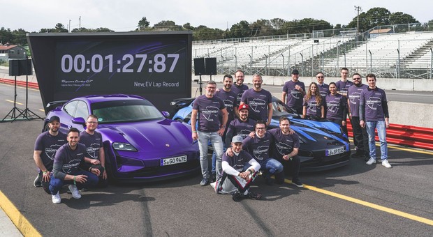 Porsche Taycan Turbo GT to nowy król elektryków. Teslę zostawia na torze daleko w tyle