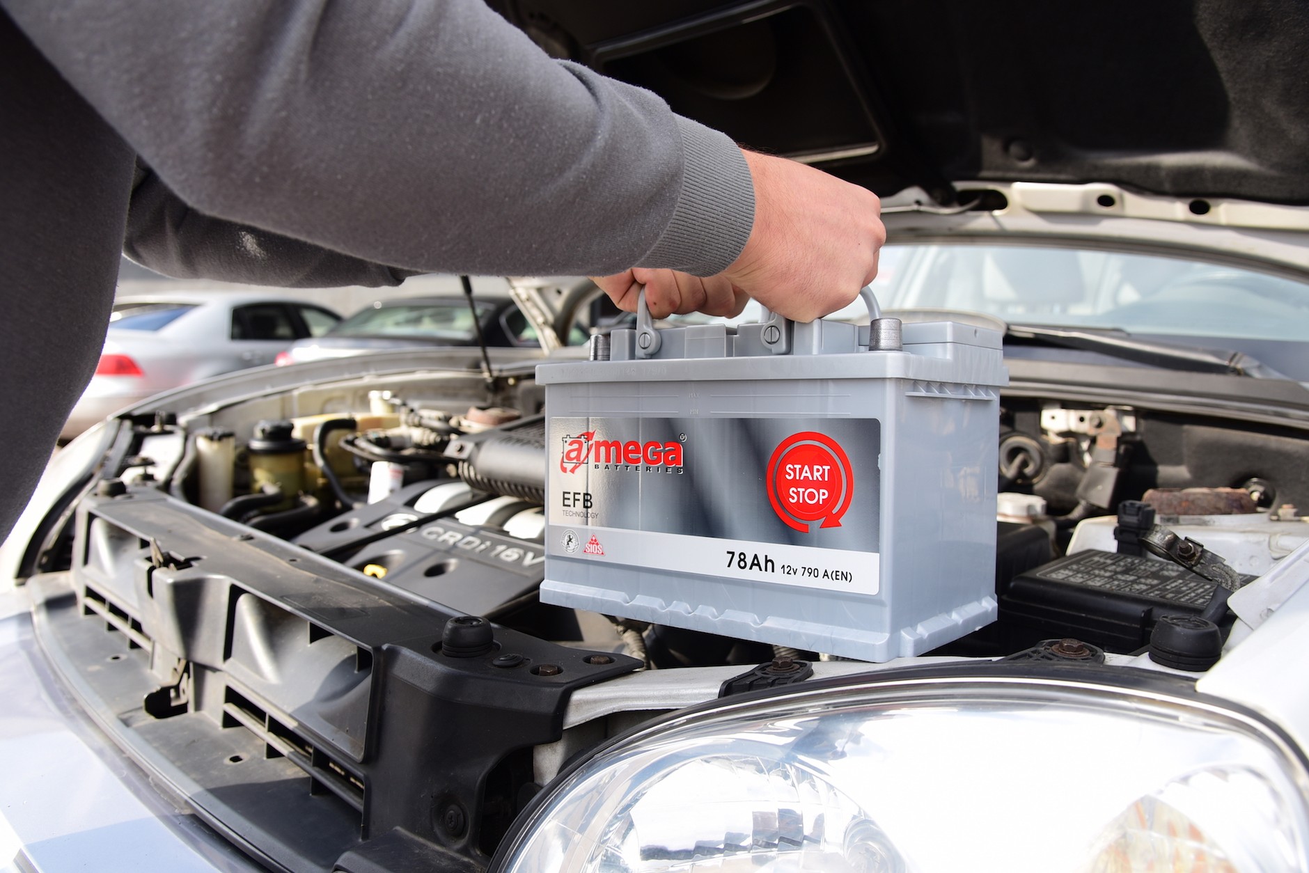 Jeśli samochód wymaga zastosowania akumulatora EFB, to taki należy kupić. Zarówno zwykły akumulator kwasowo-ołowiowy, jak i akumulator AGM, nie będą w tej sytuacji właściwym wyborem. Na zdjęciu akumulator Amega EFB, w którym do składu stopu płyty dodatniej dodano srebro, które zapewnia lepszą odporność na korozję. Specjalne dodatki do pasty zapewniają zwiększenie prądu rozruchowego oraz wysoką wartość ładowania, pozwalającą szybciej przywrócić optymalne parametry akumulatora po uruchomieniu silnika.