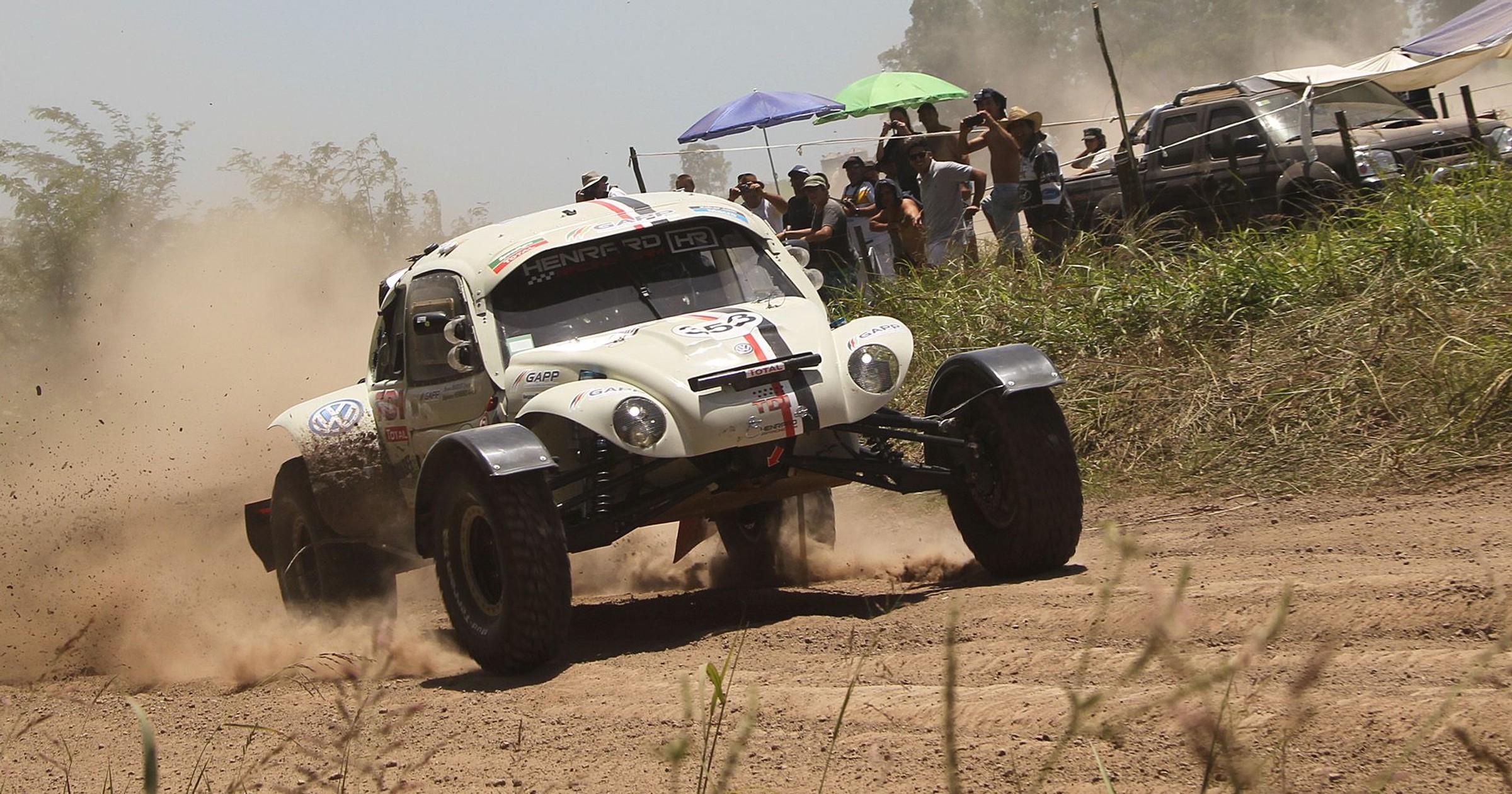 Belgowie Stephane Henrard i Bruno Barbier jadą VW Garbusem buggy