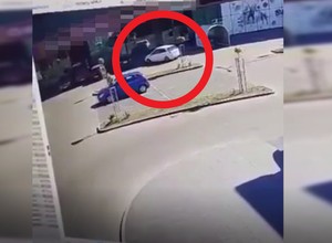 Tak się kończy, gdy kierowca pomyli pedał hamulca z gazem. Za kierownicą 54-latka [Nagranie]