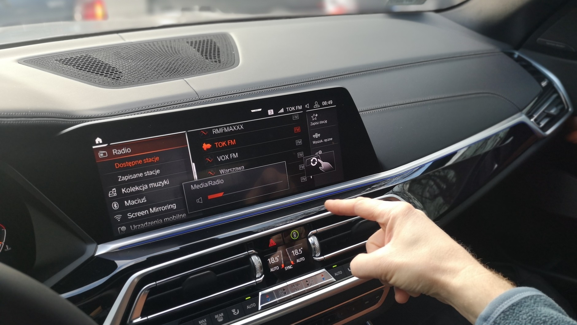 Wywijając w powietrzu palcem, możesz ściszyć albo podgłośnić radio. Uważaj – jesteś w oku kamery – wewnątrz tego auta jest ich co najmniej kilka.