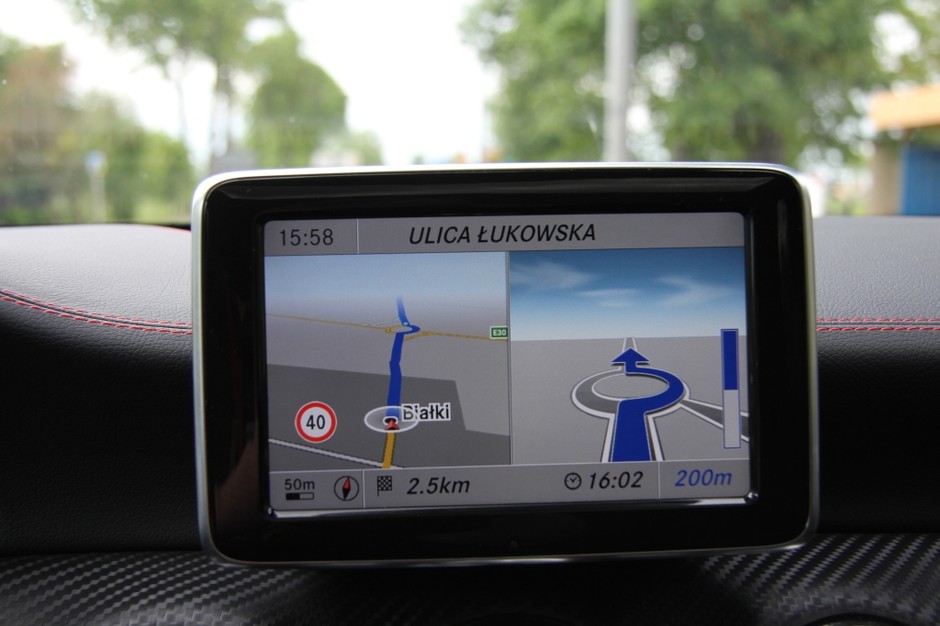 Mercedes. Miła dla oka grafika map, praktyczna funkcja podziału ekranu i sprawne wyznaczanie tras.