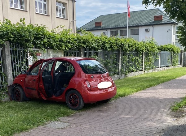 Wjechał samochodem w ogrodzenie komendy policji