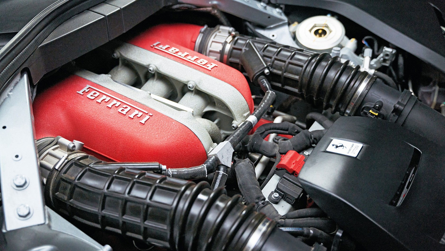 Silnik V12 w Ferrari Purosangue pochodzi z modelu 812, głowica cylindrów – z Competizione. Moc w Purosangue to 724 KM