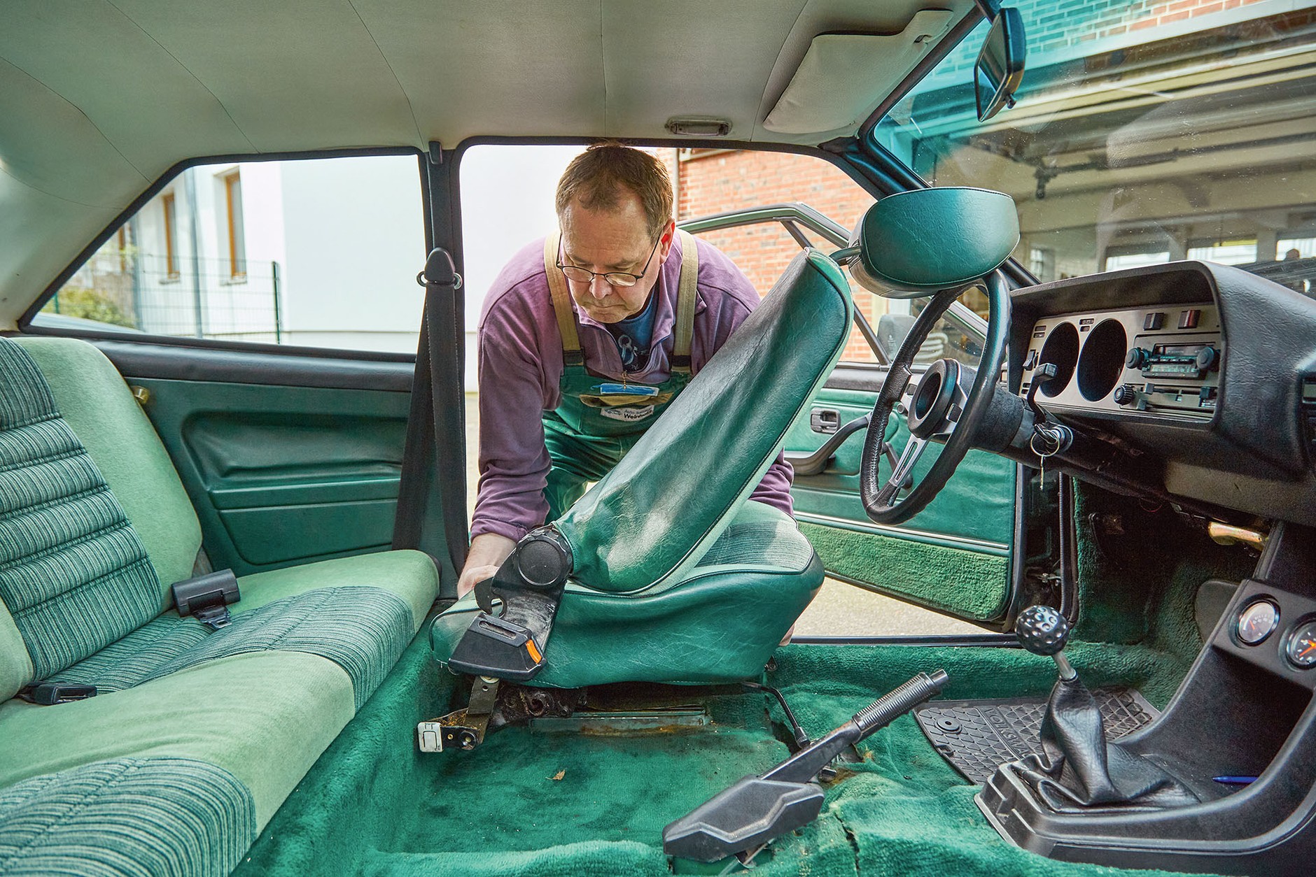 Jak samodzielnie naprawić zniszczoną tapicerkę?