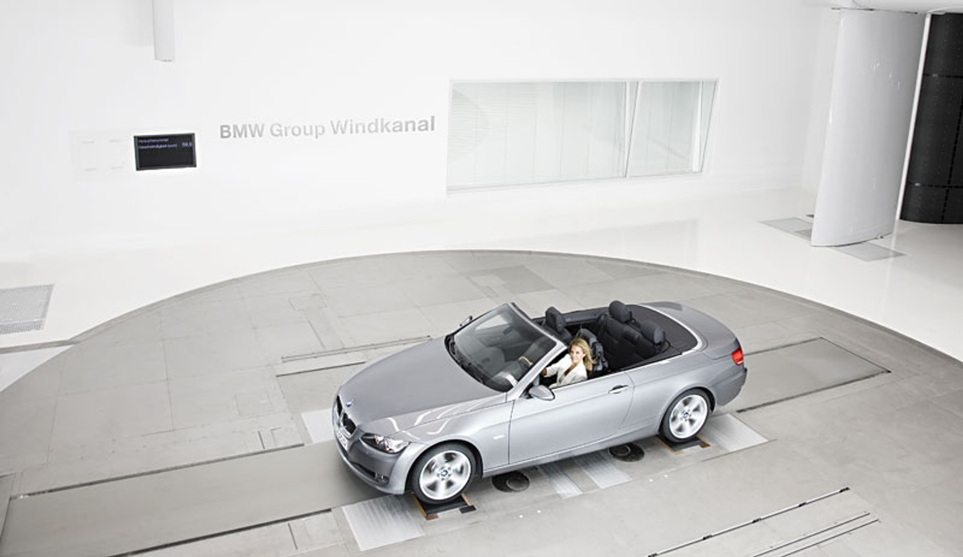 Blond bogini w tunelu aerodynamicznym BMW