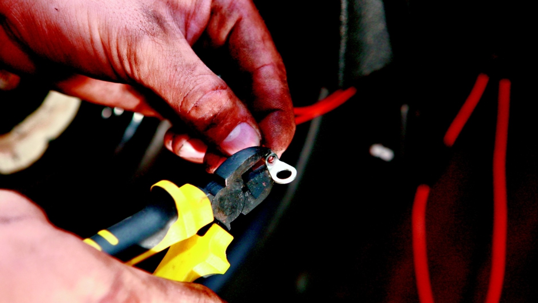 Elektryka szyb, krok po kroku - pokazujemy jak zamontować elektrycznie sterowane szyby