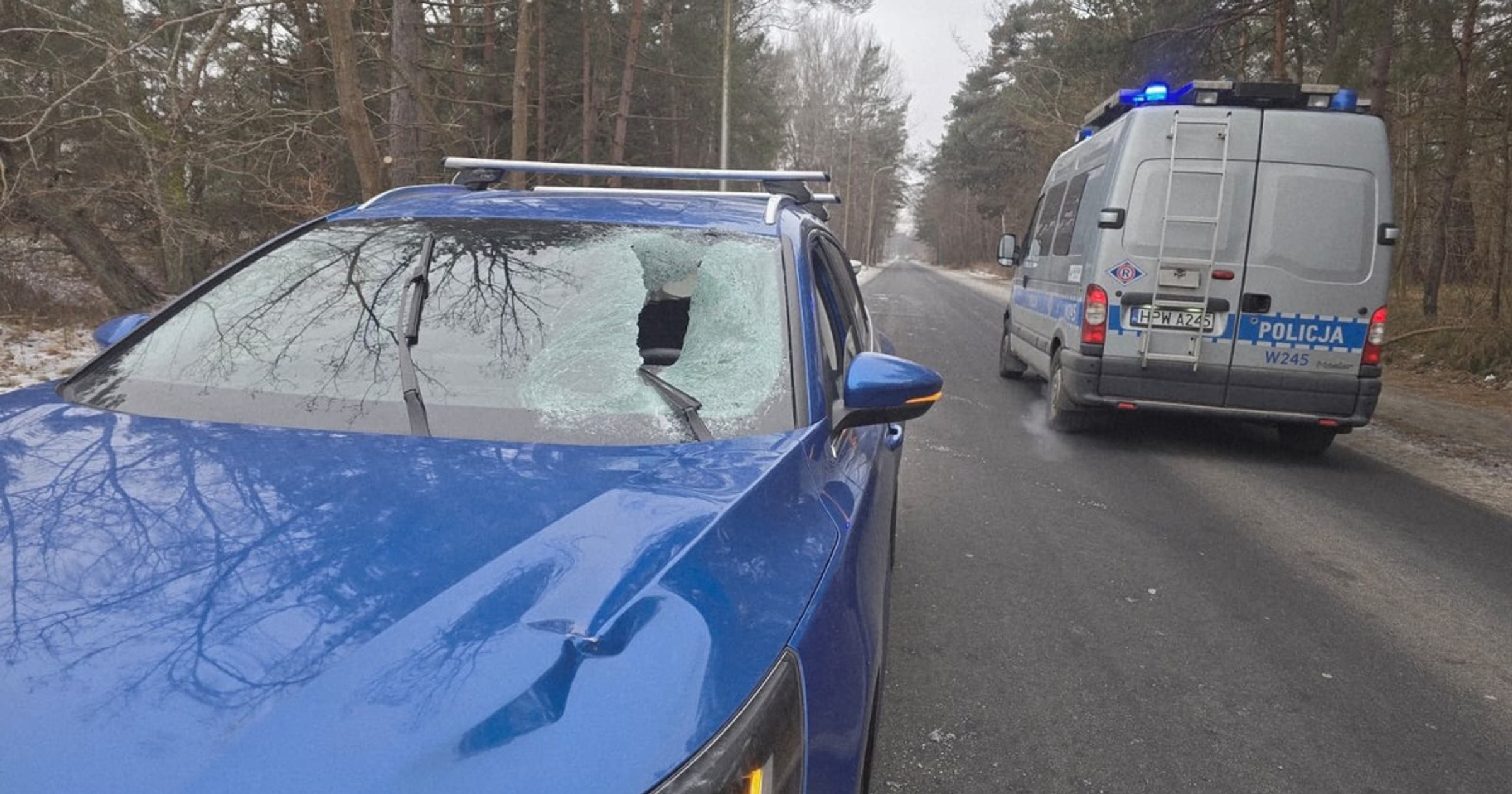 Bryła lodu z łatwością przebija szybę samochodu