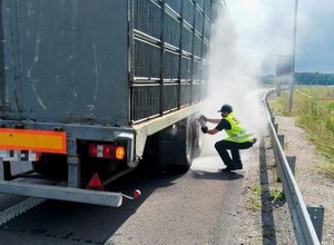 Kierowca nie zauważył, że pali się naczepa