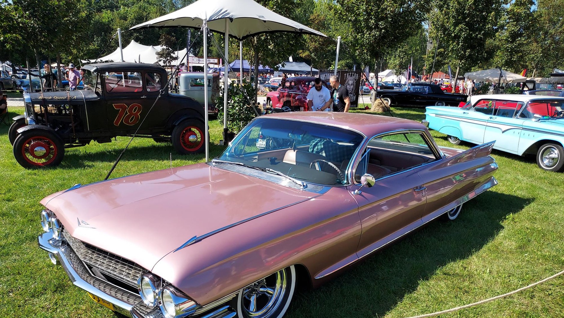 Klasyczne pojazdy na zamku Topacz 2024. Cadillac z lat 50.