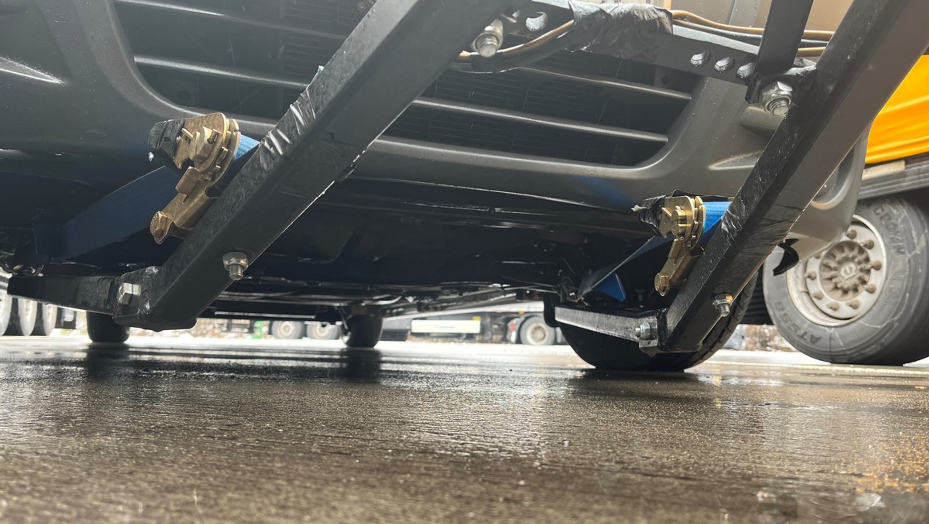 Opel Vivaro na czas transportu stał się... przyczepką