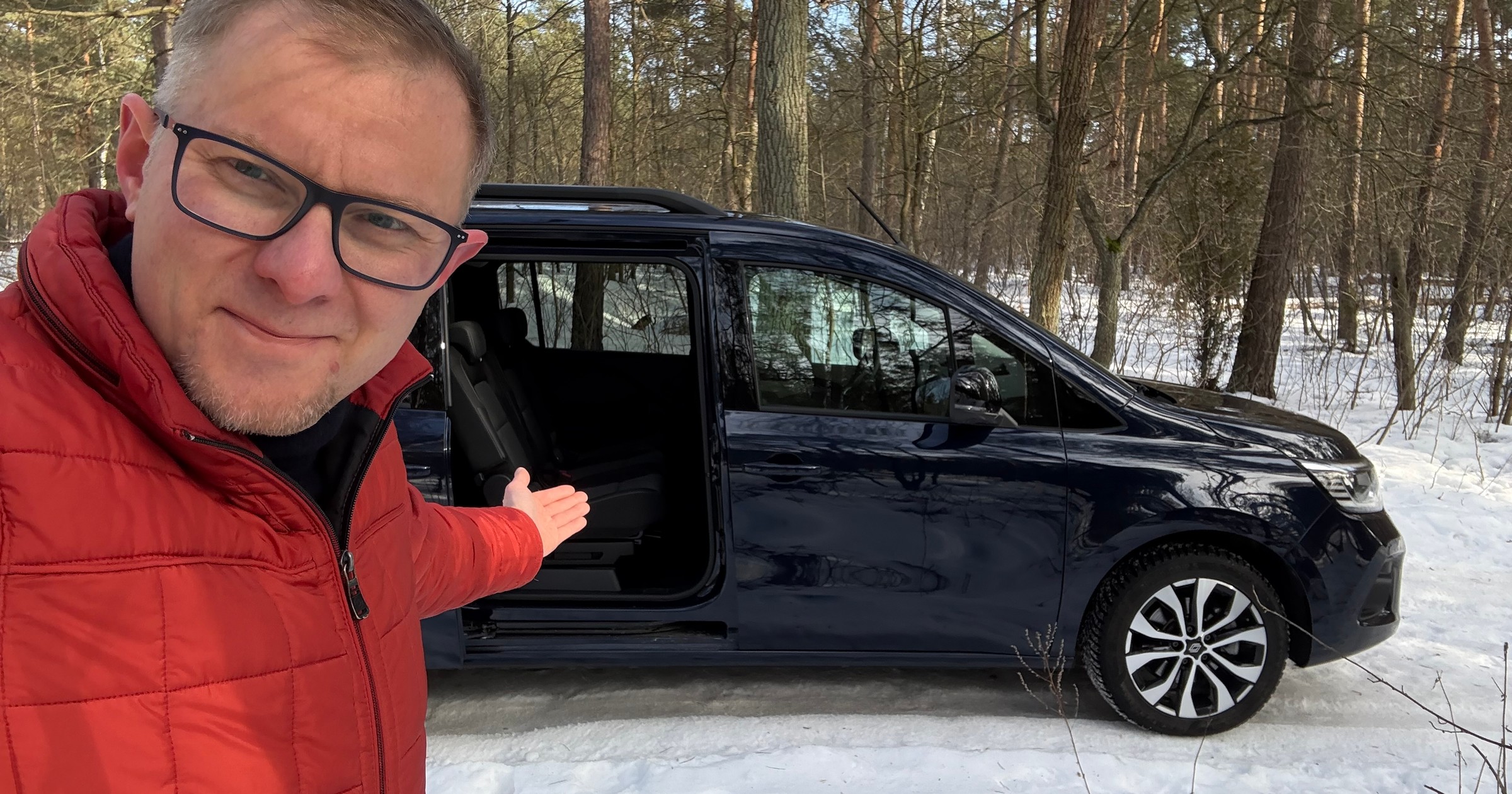 Jedną z charakterystycznych cech multivanów takich jak Renault Kangoo są przesuwne drzwi. To bardzo przydaje się na parkingu