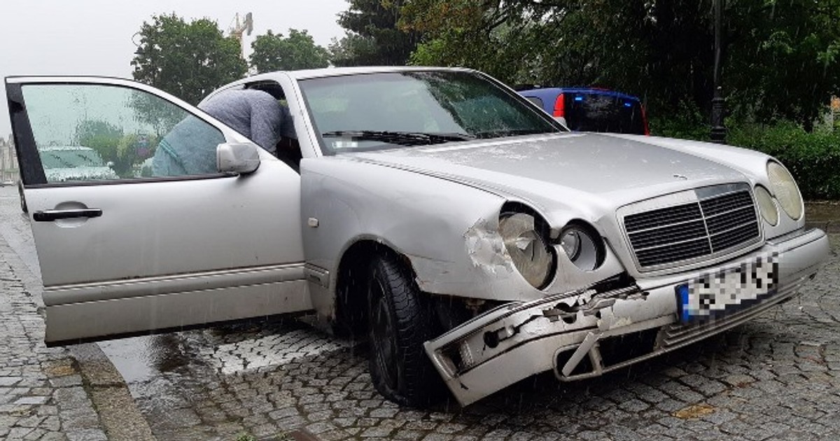 Jechał wrakiem na skup złomu