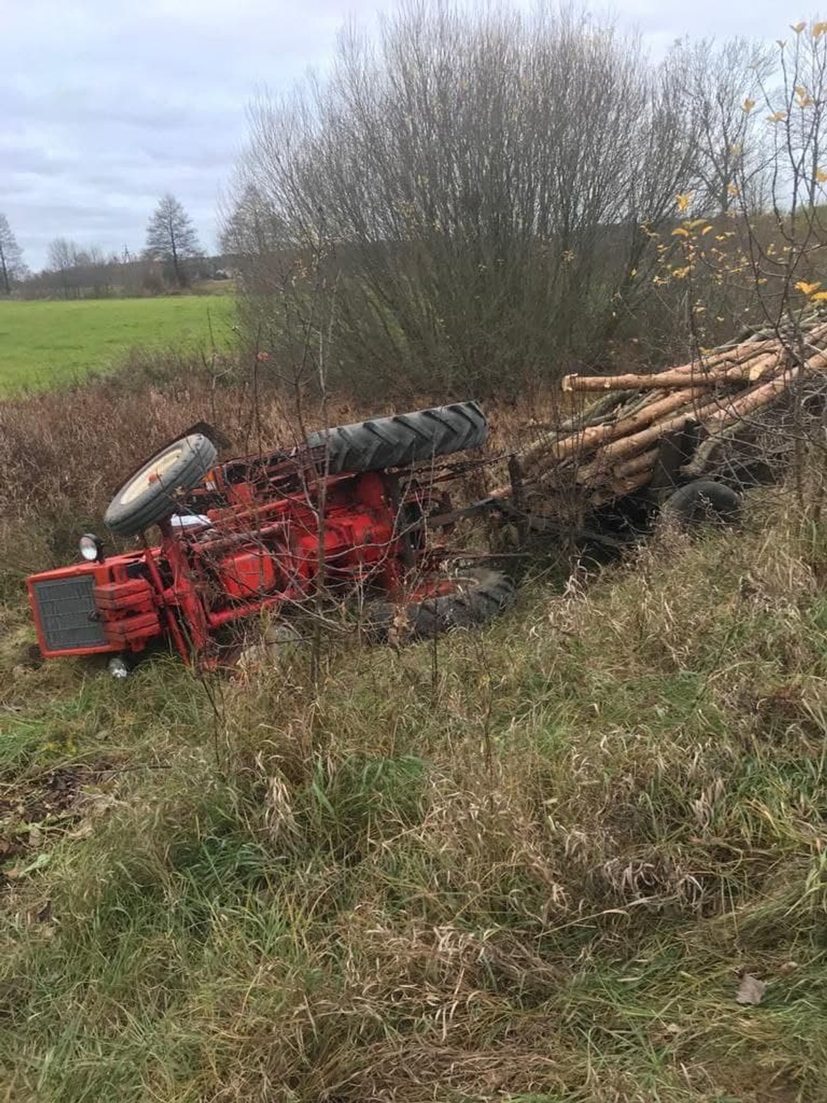 Pijany traktorzysta wpadł traktorem do rowu