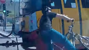 Rowerzysta wpadł wprost pod tramwaj [wideo]